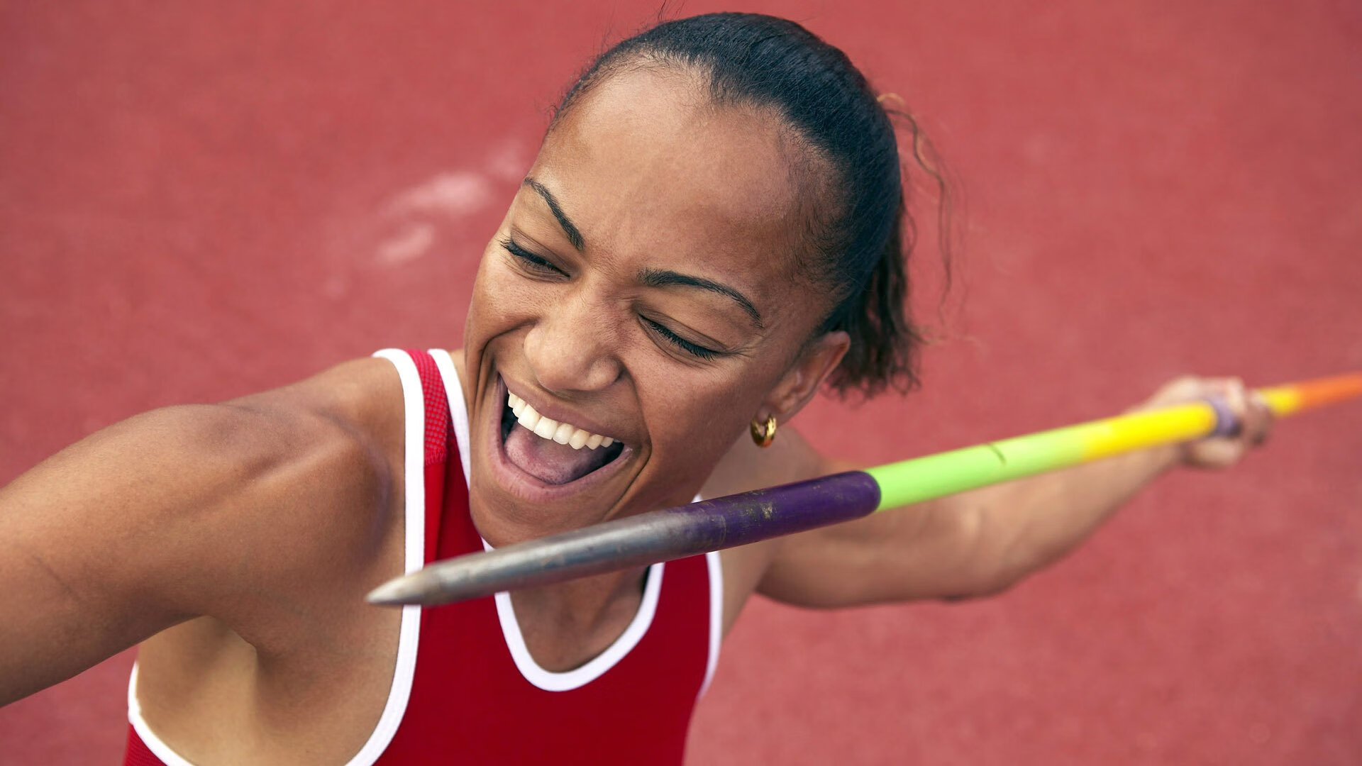 赛道上的英伦玫瑰，阿斯顿马丁鏖战雷诺，勒克莱尔状态火热点燃赛场